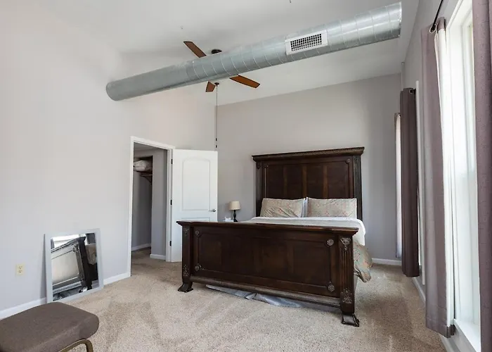 Riverview Loft! Downtown