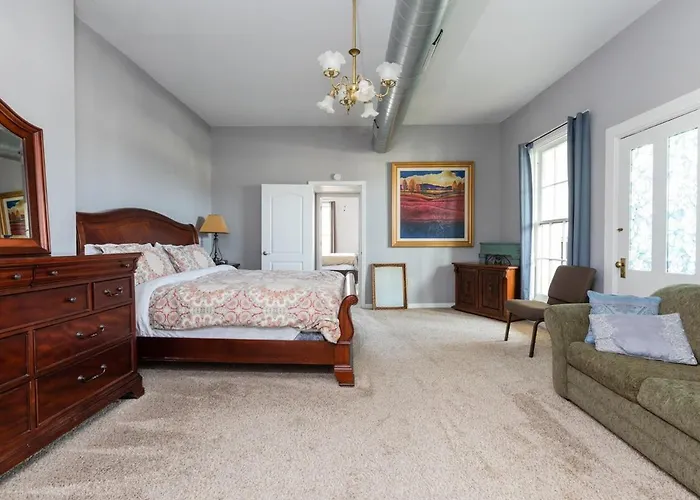 Апартаменты Riverview Loft! Downtown